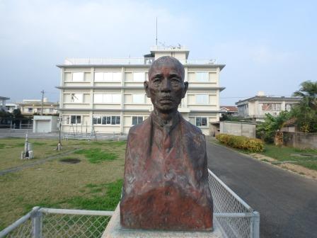 岩崎卓爾像と石垣島地方気象台