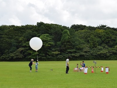 「ラジオゾンデと気象観測用気球の見学」の様子