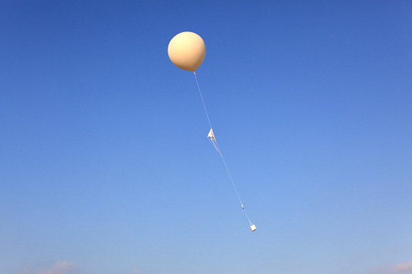 Aerological observation using a radiosonde/parachute combination suspended from a balloon