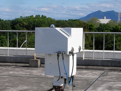 ドブソン分光光度計を用いたオゾン観測の写真