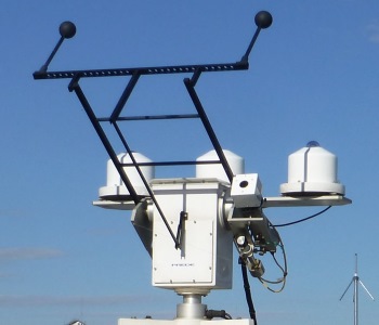 精密日射放射観測装置を用いた日射および赤外放射観測の写真