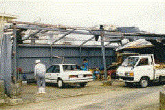 屋根の吹き飛ばされた工場