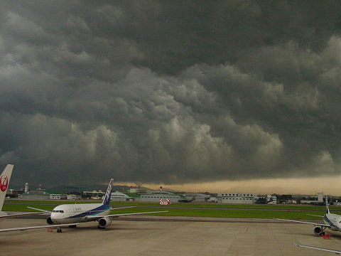 空港に接近中の積乱雲