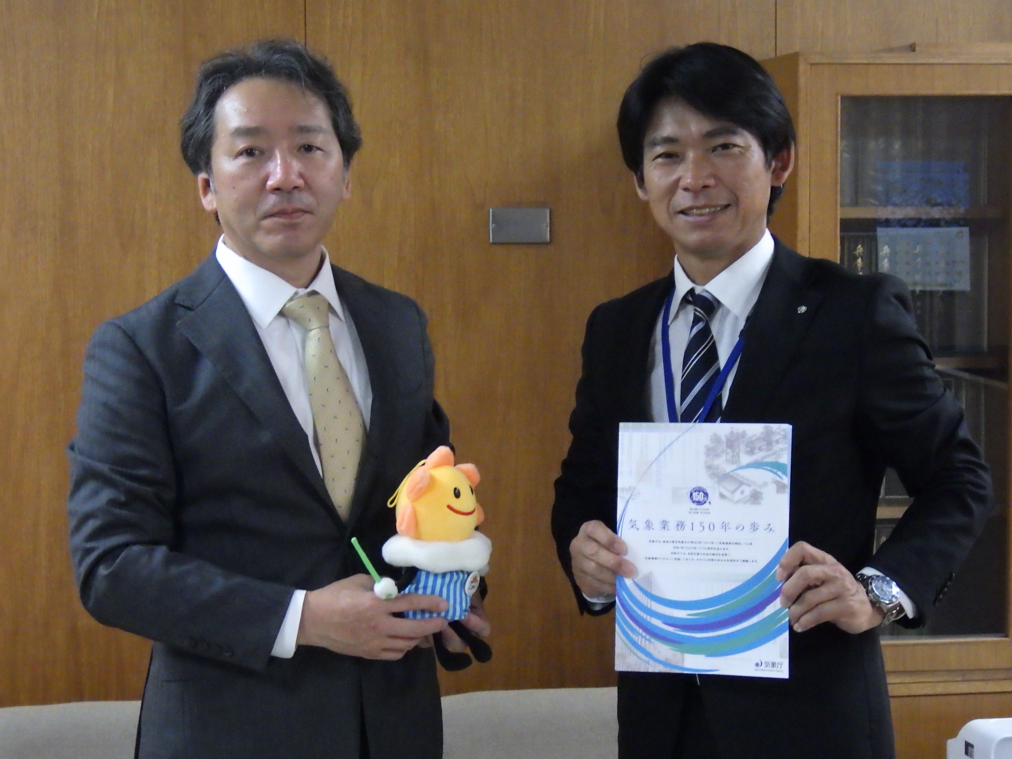 中山町長と気象台長