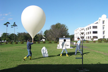 気球を用いた高層大気の観測の写真