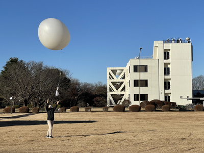 人の手によるGPSゾンデ飛揚の様子