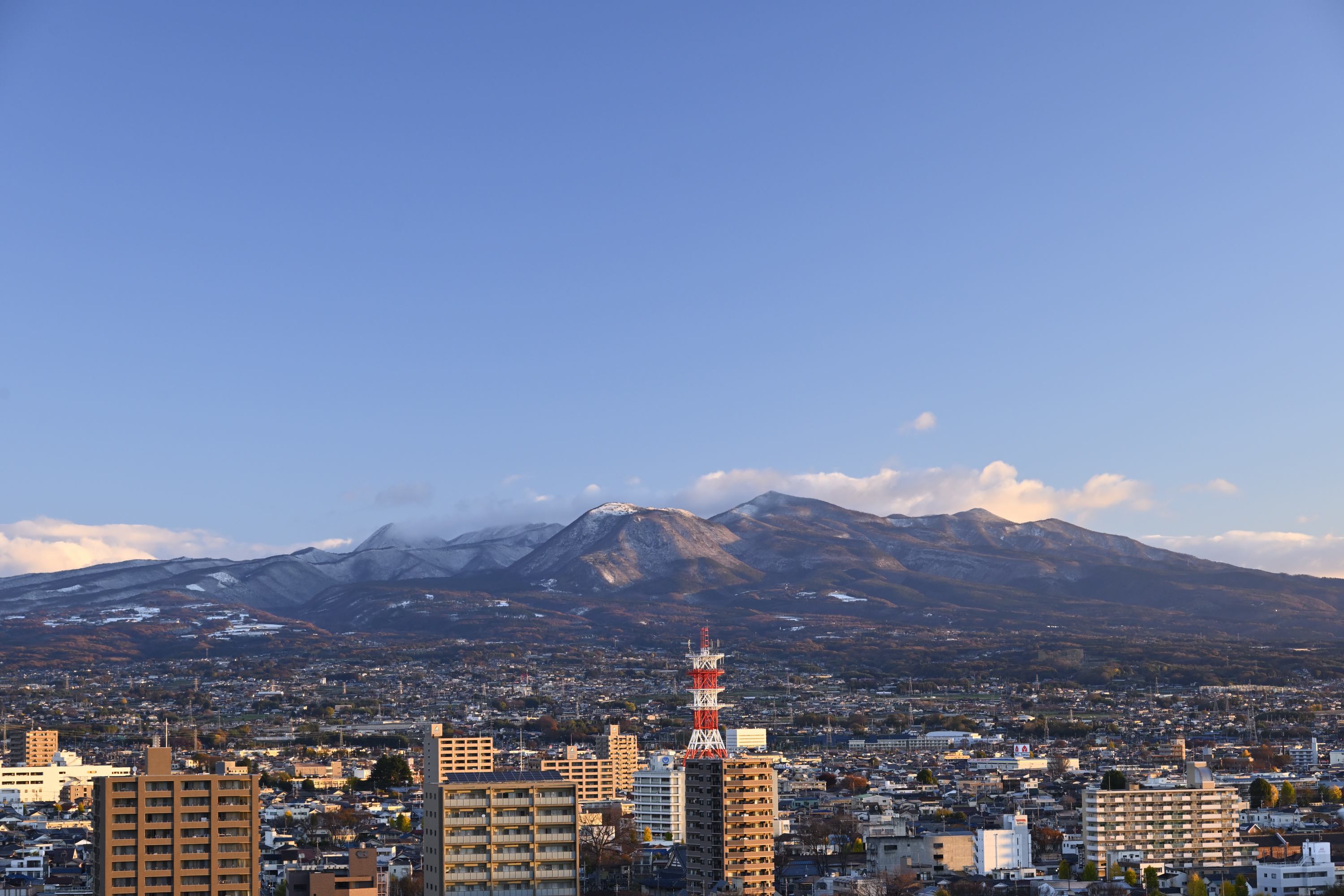前橋市から望む赤城山の風景