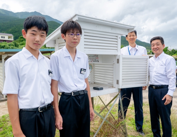 気象観測施設の前で撮影2