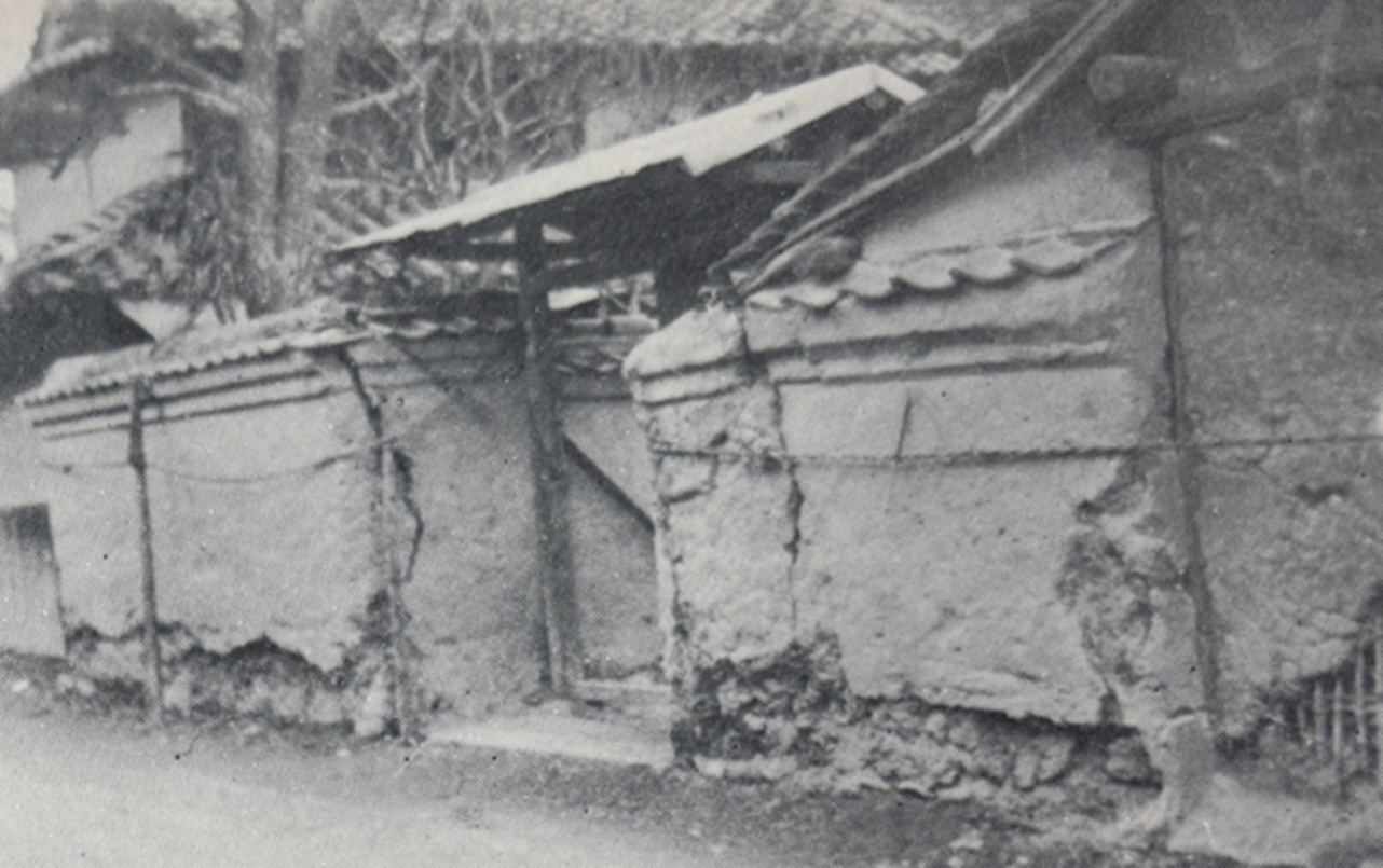 安堵村(現安堵町)笠目、神社の壁損傷