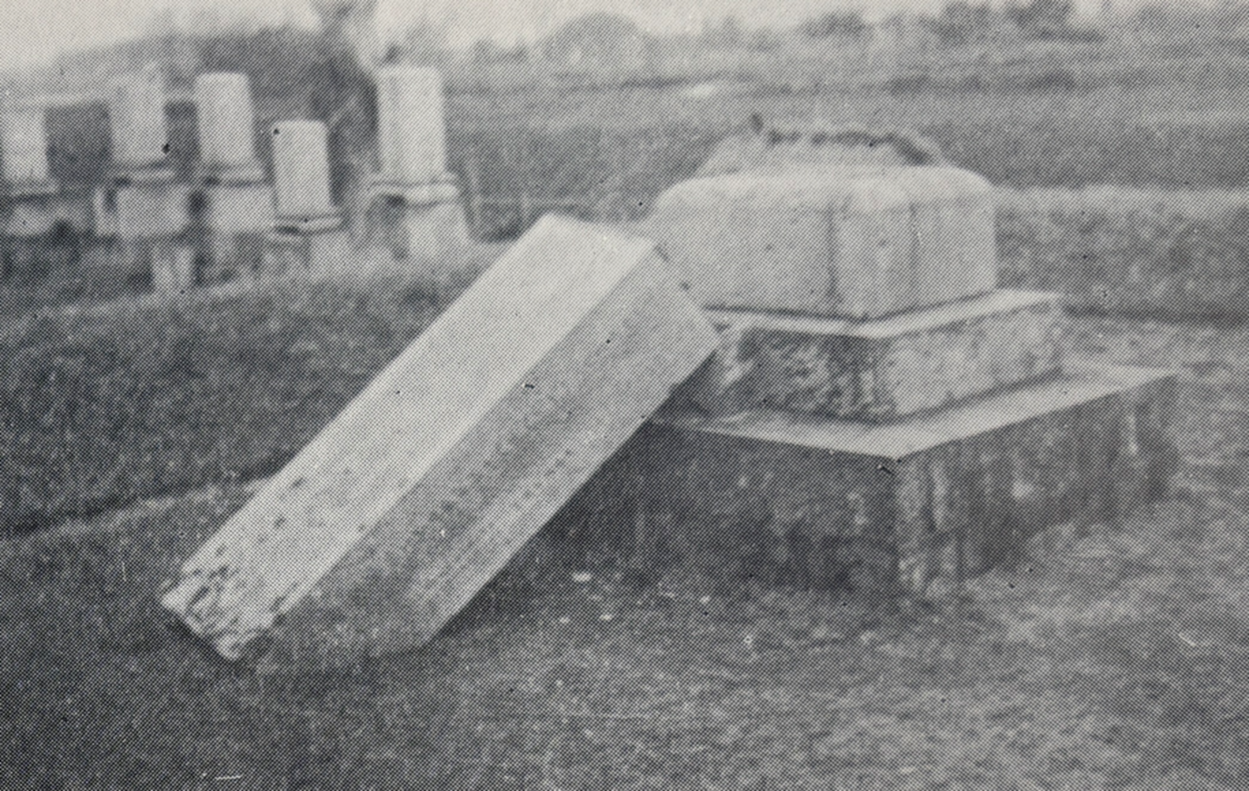 磐城村赤土墓地(墓石西方に倒る)