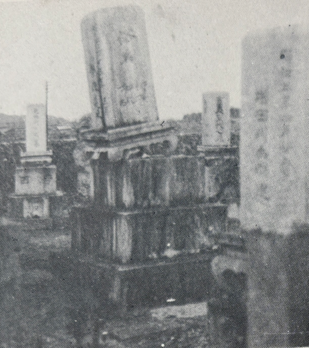 磐城村(現葛城市)赤土墓地(墓石西方に傾く)