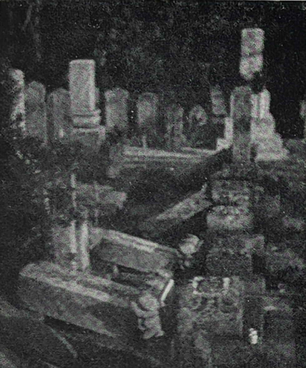 高田町(現大和高田市)東部の墓石大部分 西側へ倒る