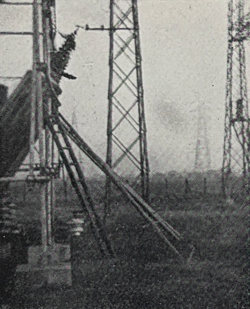 高田変電所「アルミニウムアレスター」径70cm、長さ3mのもの東側へ傾斜