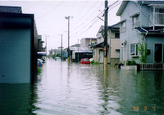 大雨で浸水した新潟市内（平成10年(1998年)8月4日）