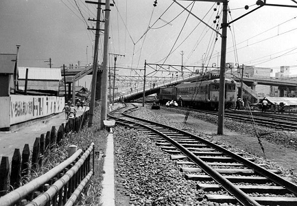 落下した跨線橋と波打つ線路