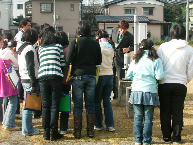 気象台の観測施設を見学している様子