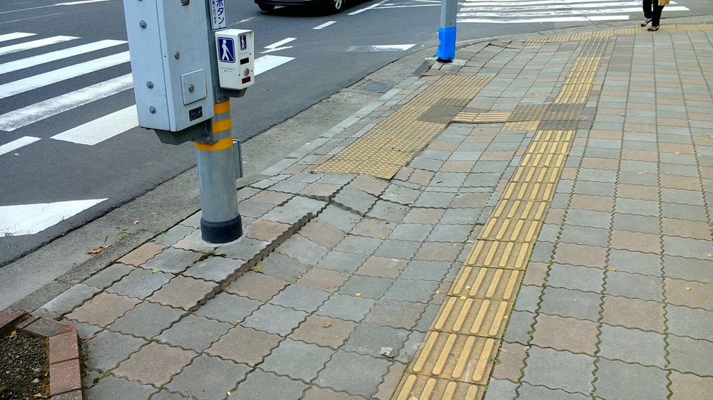 信号機付近の地面の隆起（倉吉市）