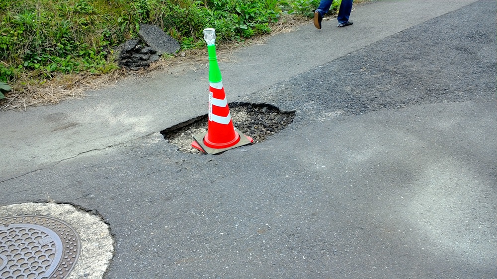 アスファルトが剥離した地面（湯梨浜町）