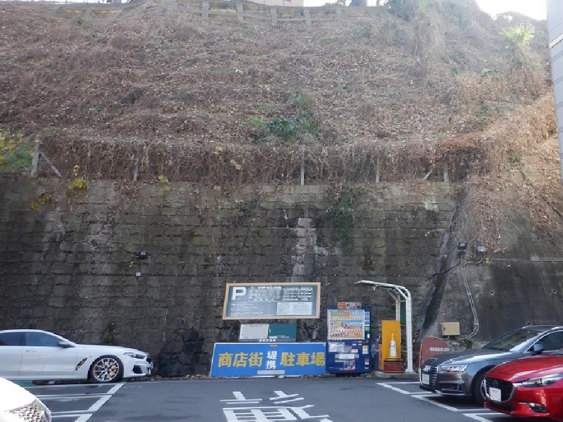 元町商店街側から見上げた百段公園